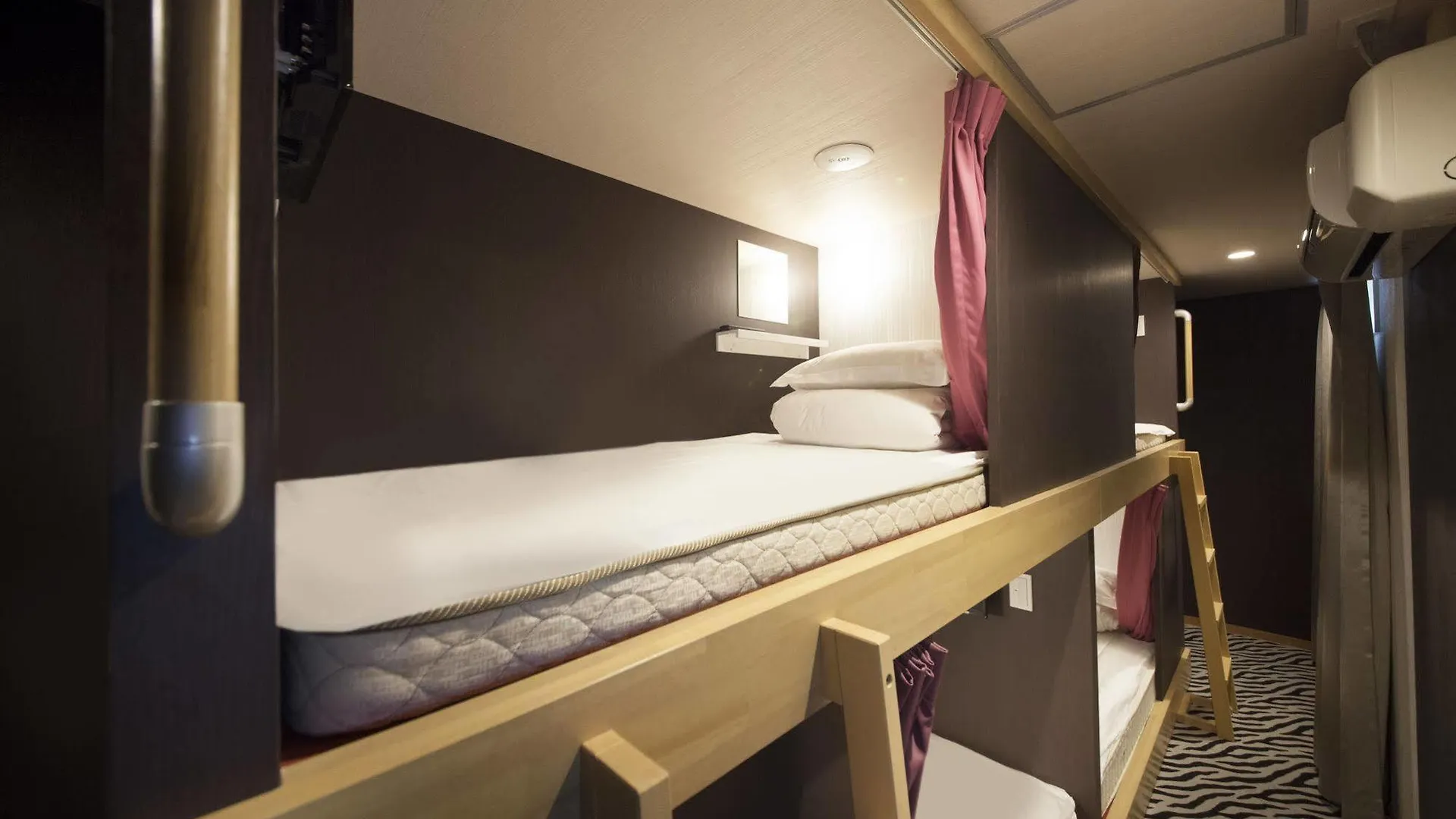 טוקיו Centurion Ladies Hostel Ueno Park מלון קפסולה