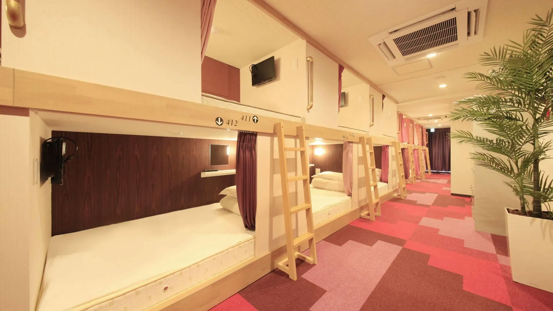 טוקיו Centurion Ladies Hostel Ueno Park מלון קפסולה
